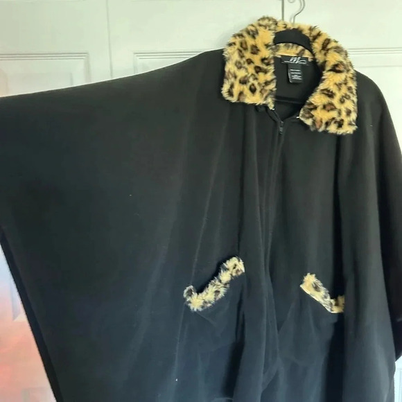 Midnight Velvet Black & Leopard Print Faux Fur Neckline and Pockets Cape - Picture 3 of 11